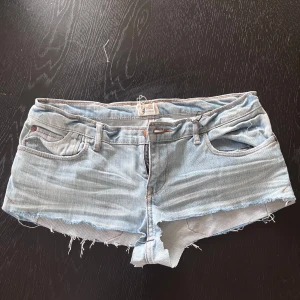 Ljusblå lågmidjade jeansshorts med fransar - säljer pgrund av att dem var för stora! normala i storleken, ca 36,5 cm rakt över🥰