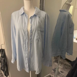 Baby blå Linné skjorta - Helt ny, fast pris!  Nypris: 320  51% linen,49% cotton Styla med linne och fina byxor eller med klänning under ✨