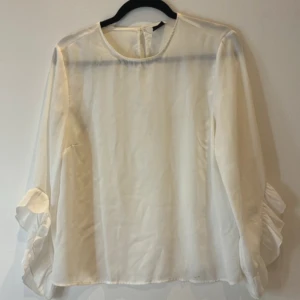 Vit blus - Supersnygg vit långärmad blus från Gina tricot. Nästan aldrig använd