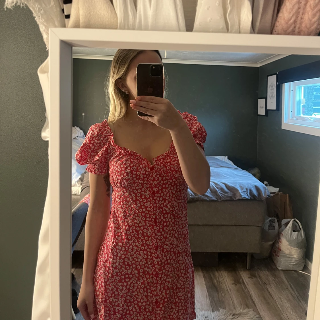 Röd blommig kortklänning med puffärmar - 1