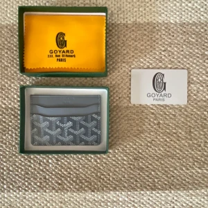 Korthållare - Snygg stiligt korthållare helt ny men en liten defekt som ni ser på sista bilden