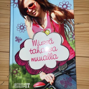 Missä tahansa muualla kirja - Deb Lougheadin Missä tahansa muualla -kirja. Pariin kertaan luettu. Hyvässä luettavassa kunnossa edelleen. Ei moitteita. Kissatalous MMM, lisätietoja saa kysymällä Katsothan myös muut ilmoitukseni Mikäli hinta ei miellytä tarjoa rohkeasti 