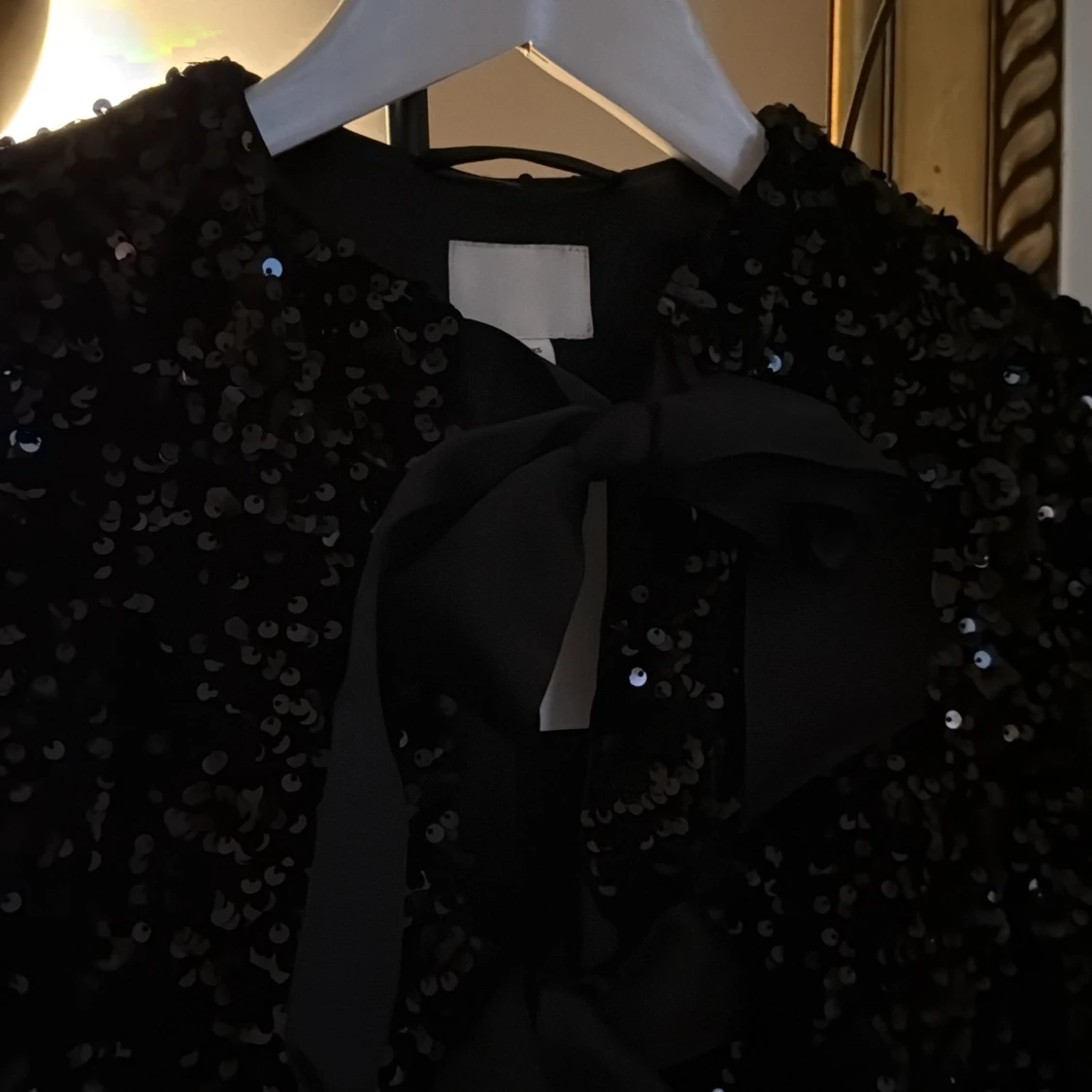 Svart paljettjacka med rosett från H&M - 1