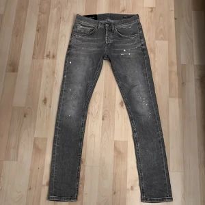  Dondup George  - Säljer ett par grå riktigt feta unika Dondup George som är i storlek W28 med paint splatter och lite slitningar! Har ni några frågor så är det bara att skriva till mig//mvh Erik