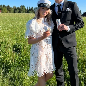 Vit spetsklänning med volang - Vit spetsklänning från BYIC som passar perfekt till studenten eller midsommar. Klänningen är endast använd en gång och är i nyskick.            Jag är lite kortare än 160 cm för jämförelse.        Nypris är runt 1000kr