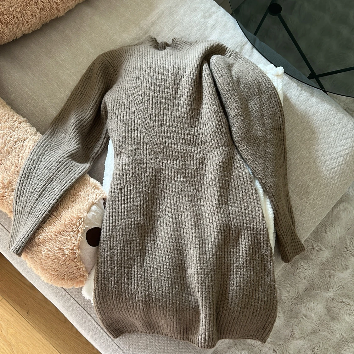 Beige stickad långklänning