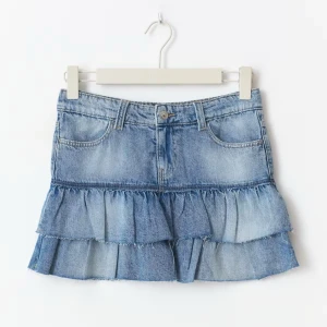 Blå jeanskjol med volanger - helt ny med lappar kvar från Gina säljer då den inte va min stil har en i 164 och en i 170 säljer då de är helt slutsålda och jag inte hunnit lämna tillbaka 🥰🥰