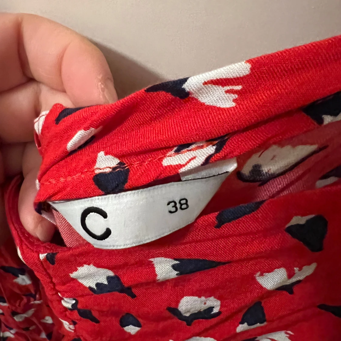 Röd mönstrad klänning med puffärmar - 1