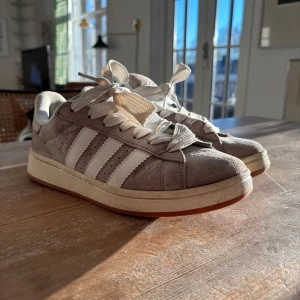Grå adidas campus 00 storlek 39 - Jättefina! Lite smuts men det går säkert att gnugga bort💓 Skriv om ni har frågor!