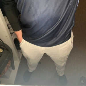 Linnebyxor  - Detta är ett par riktigt snygga och fräscha linnebyxor nu till sommaren som jag använt en sommar innan och de var riktigt bra. Säljer de för fick ett par nya av familjen, de var lite för stora för mig dessa. Skriv för mer frågor och bilder!