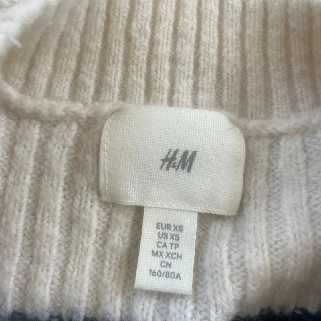 Vit och marinblå randig stickad tröja från H&M - 1