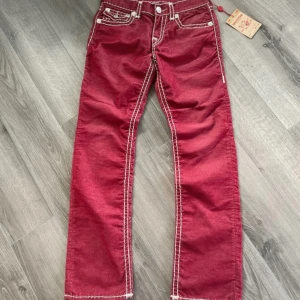 True Religion Corduroy Super T Straight  - Riktigt snygga Manchester/cordyroy true religion jeans, mycket bra skick ny med taggen dock saknar dem en knapp **KOLLA BILDERNA FÖR DET** 😇😇❤️‍🩹💯🙏
