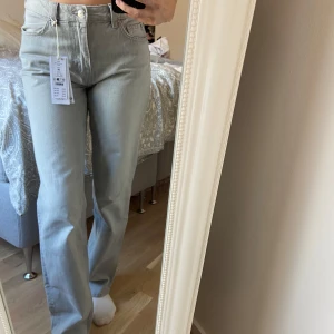Ljusgrå low straight tall jeans - Säljer ett par ljusgrå jeans med låg midja och raka ben i modellen 'tall'. Jeansen har klassisk femficksdesign och stängs med dragkedja och knapp. Jag är 172cm lång. 