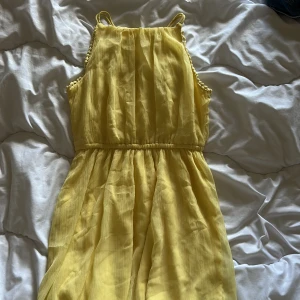 Gul sommarklänning  - Söt gul klänning med smala axelband och fina volangdetaljer längs ärmöppningarna. Klänningen har en markerad midja och är tillverkad i ett lätt, luftigt material som passar perfekt för varma dagar.Pris kan diskuteras!!!🩷