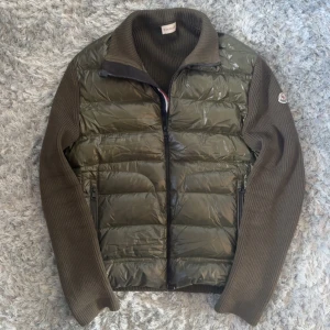 Moncler L Maglione Tricot Cardigan - Grön ”Khaki” 2020 Årsmodell!!  Storlek: L Skick: 9/10 Nypris: +12000kr Pris: 6290kr Frakt: (Hemlevererat spårbart)📦  Tveka inte att höra av dig vid minsta frågan!