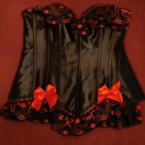 Sexy korsett från Chilirose - Säljer en svart korsett från Chilirose med röda spetsdetaljer. Säljer för den inte är min stil eller storlek.