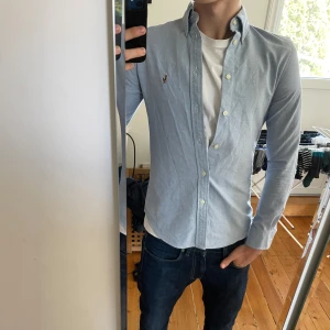 Ljusblå skjorta från Ralph Lauren - Säljer en klassisk ljusblå skjorta från Ralph Lauren. Skjortan står i S men passar dig som har XS-XXS. Jag är 180 men har växt ur den. Rekommenderar för dig mellan 165-172. Skjortan har bra skick skriv vid frågor 