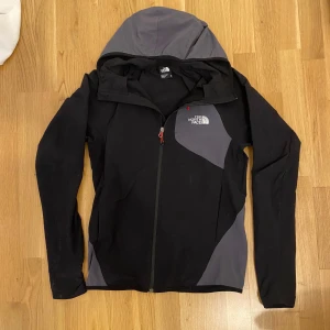 North face windbreaker - Tjo säljer nu min windbreaker jacka från north face. Riktigt skön tunn jacka nu till våren som passar till allting. Vid frågor eller funderingar är det bara att skriva🙏❤️