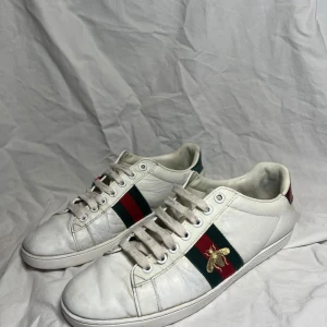 Gucci ace bee - Gucci ace bee| Nypris: 9000 | Storlek: 41, innermåttet är ca 26cm |Skick: bra  (slitage kan ses i bilderna) | Medföljer: skor och dustbag | extremt snygga och är eftertraktade nu till sommaren! Passar både fest och vardag! Hör av dig vid minsta lilla fråga🤩