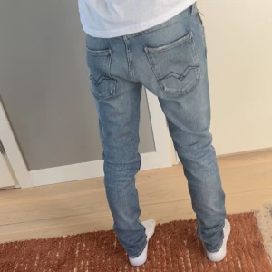 Ljus blåa replay jeans - Sjukt feta replay jeans • färg ljus blåa • slittåligt material • storlek W30 L30 • hör av dig vid funderingar!😃