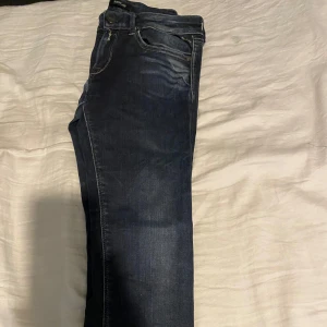 Replay jeans - De är ett väldigt snyggt och bra par jeans. De är lite skinny. De har inte används så mycket bara fåtal gånger.