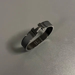 H Armband  - Säljer mitt Armband i storlek 17 cm. Finns inga defekter med den. Om du har några funderingar så är det bara att skriva:) 