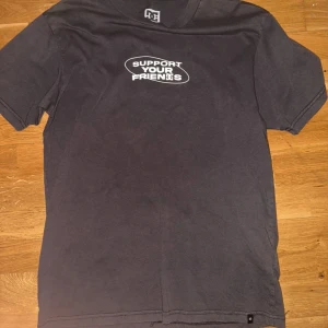 brun t-shirt från DC Shoes med tryck - brun t-shirt från DC Shoes med vit text 'SUPPORT YOUR FRIENDS' på bröstet och stort tryck på ryggen. Tillverkad i 100% bomull och har en klassisk passform med korta ärmar. Perfekt för en avslappnad streetwear-look.