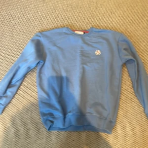 Blå sweatshirt från Moncler - Helt oanvänd. Large men passar M 