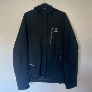 Haglöfs Astral GTX jacka -  Näst intill ny, använd fåtal gånger - nypris ~2500kr - mitt pris 999kr Detta är en perfekt höst/vårjacka säljer pga den inte passar mig längre, den fyller många funktioner och är vattentät, kort sagt en väldigt bra jacka för priset jag säljer den för.  Tillverkad av slitstark 2-lagers GORE-TEX: slitstark, men ändå mjuk och lätt. Dragkedjor under armarna med vattenavvisande dragkedjor för ventilation, två handfickor med dragkedja och en bröstficka med dragkedja, en innerficka med dragkedja.
