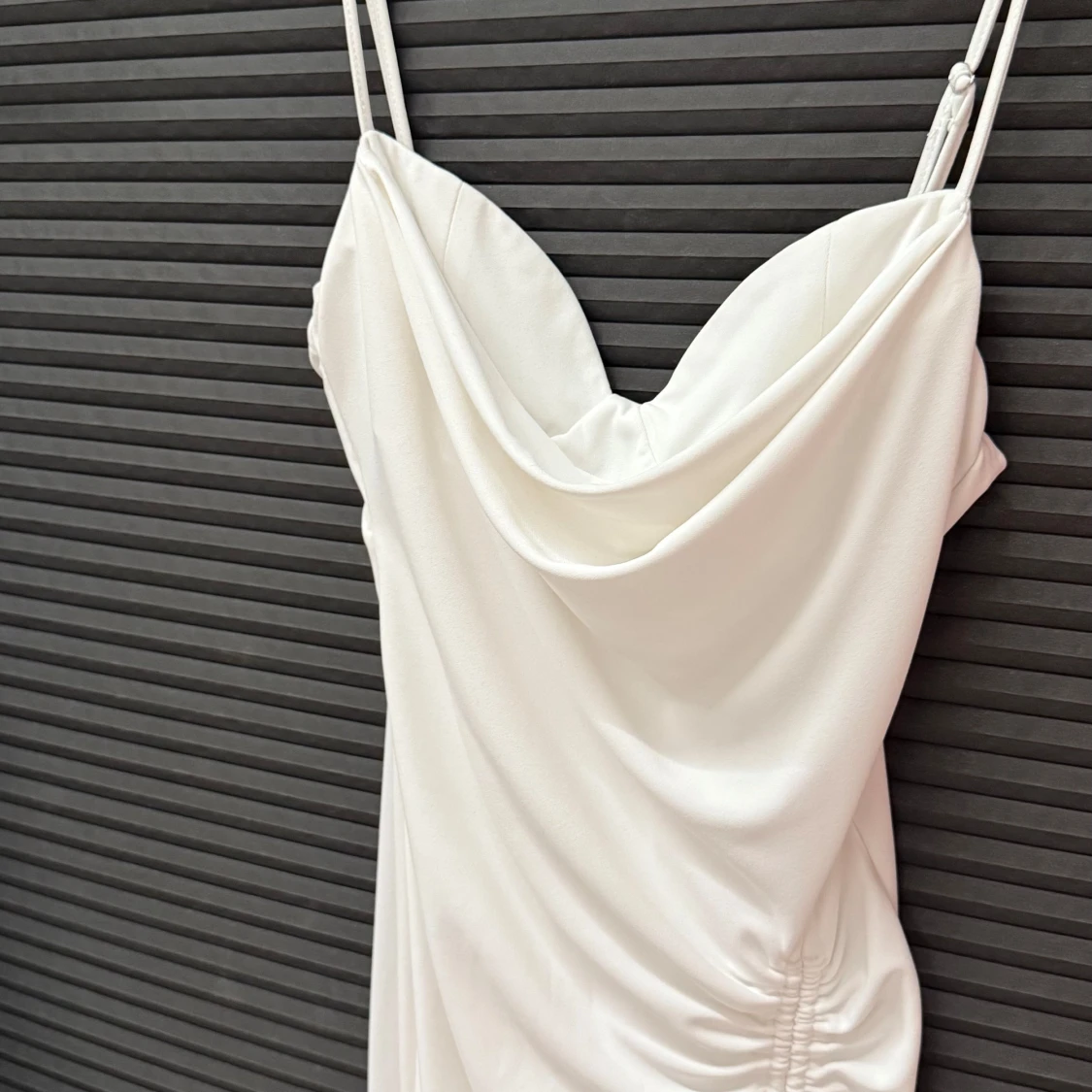 Vit långklänning med drapering och smala axelband - 1