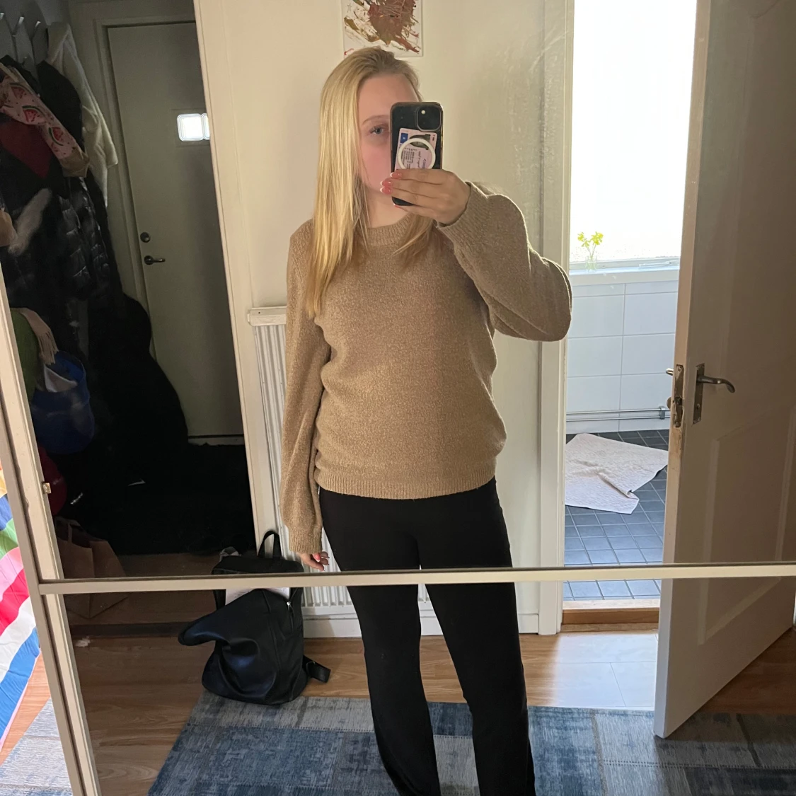 Beige stickad tröja med rund hals - 4