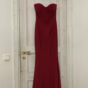 Cerise Rosa axelbandslös långklänning - Säljer en cerise rosa axelbandslös långklänning som är perfekt för fest eller bal. Materialet är slät 🌸