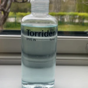 K Beauty Dive-In Low Molecule Hyaluronic Acid Toner - Torriden Dive-In Toner är en återfuktande toner med låg molekylär hyaluronsyra. Produkten är genomskinlig med en lätt blå ton och kommer i en plastflaska med skruvkork. Perfekt för att ge huden extra fukt och fräschör. No.1 Toner i Korea 💕 Endast använt 3ggr 