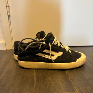 Bally skor - Svarta sneakers från bally - storlek 44 - använda med fof mycket kvar att ge! Pris 699kr