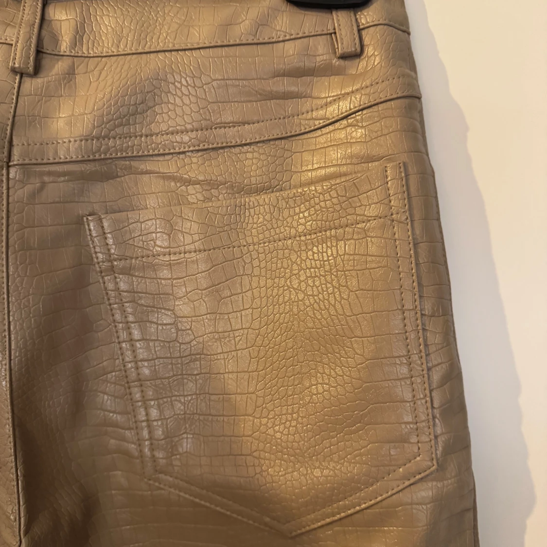 Taupe croc-mönstrade byxor från Neo Noir - 2