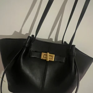 Väska från Gina tricot  - Fin väska .  Säljer pga använder inte . Finns lite defekt vid varje axel rem enligt bild .  Den påverkar inte funktionen . Den mindre storleken på väskan, inte den stora .