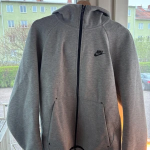 Nike Tech Fleece Hoodie Grå - Grå Nike Tech Fleece Zip Hoodie. Strl S eller M. Passar dig mellan 175-183cm. Bra skick. 