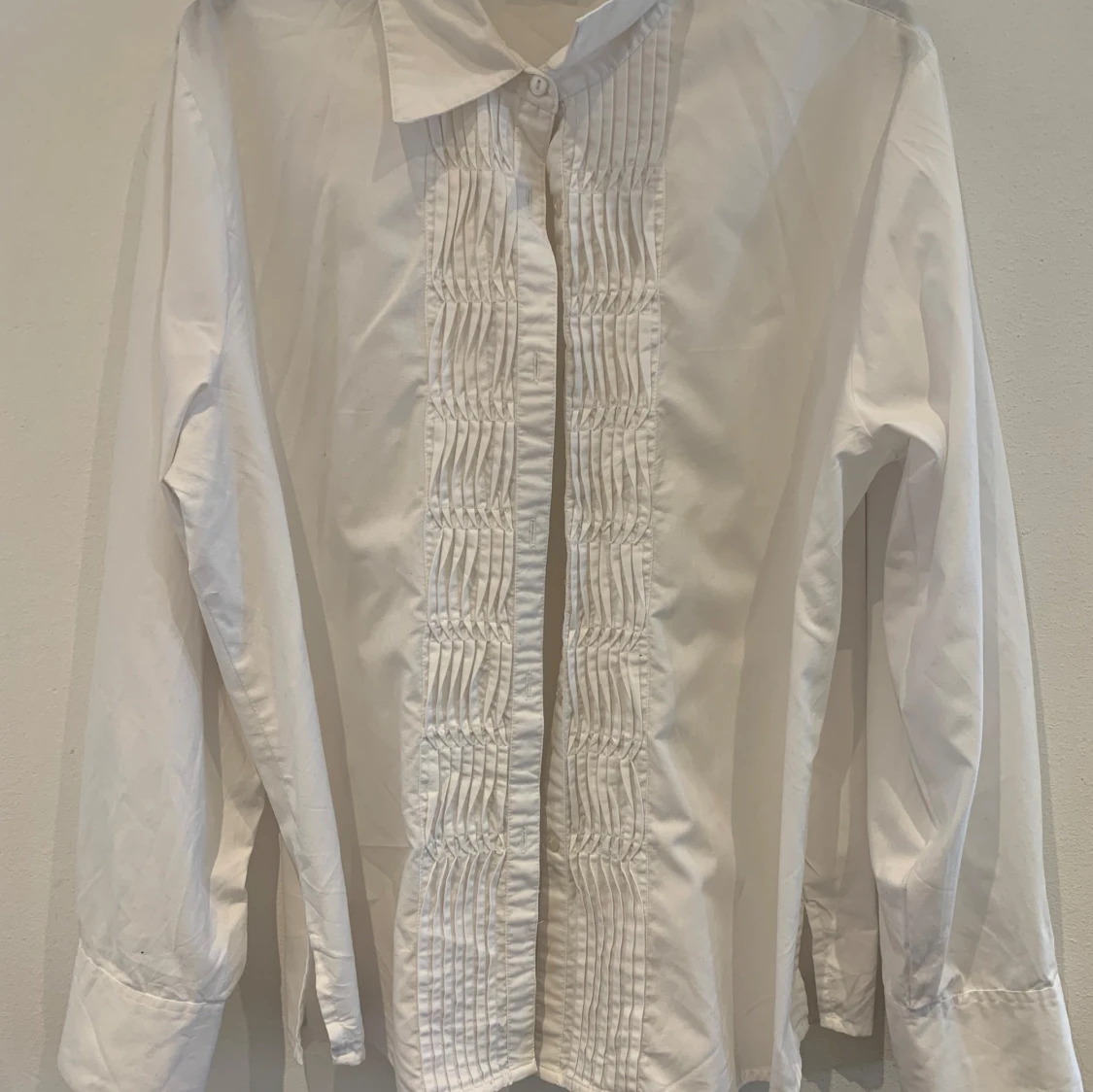 Vit skjorta med veckad front