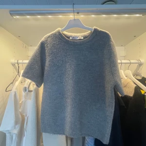 Stickad grå kortärmad tröja  - Jag säljer min gråa stxikade kortärmade från Zara i storlek S då den inte kommer till användning, har använt några gånger förra året men inga märken💕 den har inte heller blivit nopprig då jag inte använt så många gånger, pris kan såklart diskuteras💕🌸