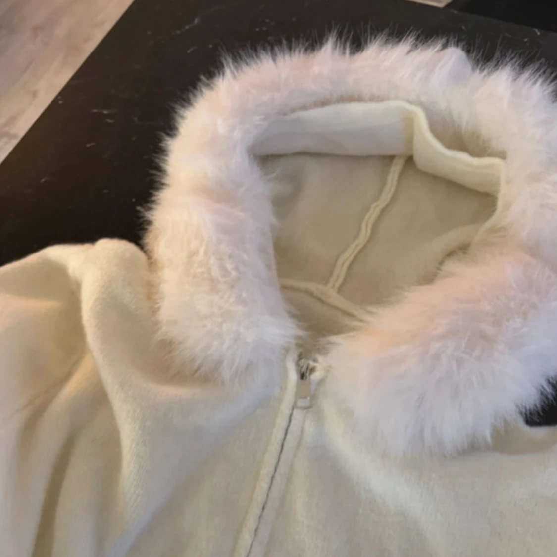 Vit stickad jacka med fuskpäls