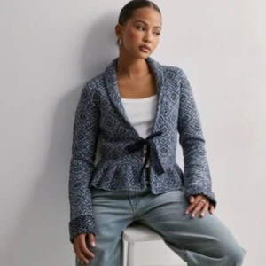 Kofta - Mönstrad kofta med knyte i stl S, aldrig använd med prislappen kvar. Köpare står för frakt💙