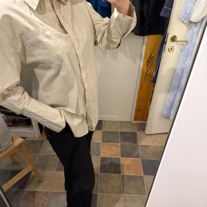 Beige oversized skjorta från Zara - Säljer en beige oversized skjorta från Zara. Skjortan har klassisk krage, bröstficka och knäppning framtill. Långärmad och med avslappnad passform som ger en chill vibe men stilren look samtidigt.