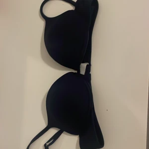 Push-up BH från Intimissimi - Snygg BH från Intimissimi i marinblå säljer då den har blivit för liten,                    70B,priset går att diskuteras! 