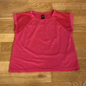 Träningströjor i rosa och svart - 💕Två träningströjor från SOC. Kontakta mig om ni bara vill ha en av tröjorna. 1 tröja: 20kr. 2 tröjor: 40kr.