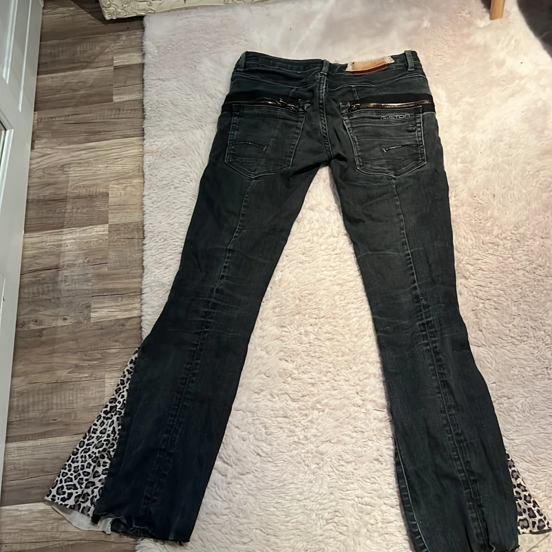G-Star RAW svarta jeans med leoparddetalj - 2