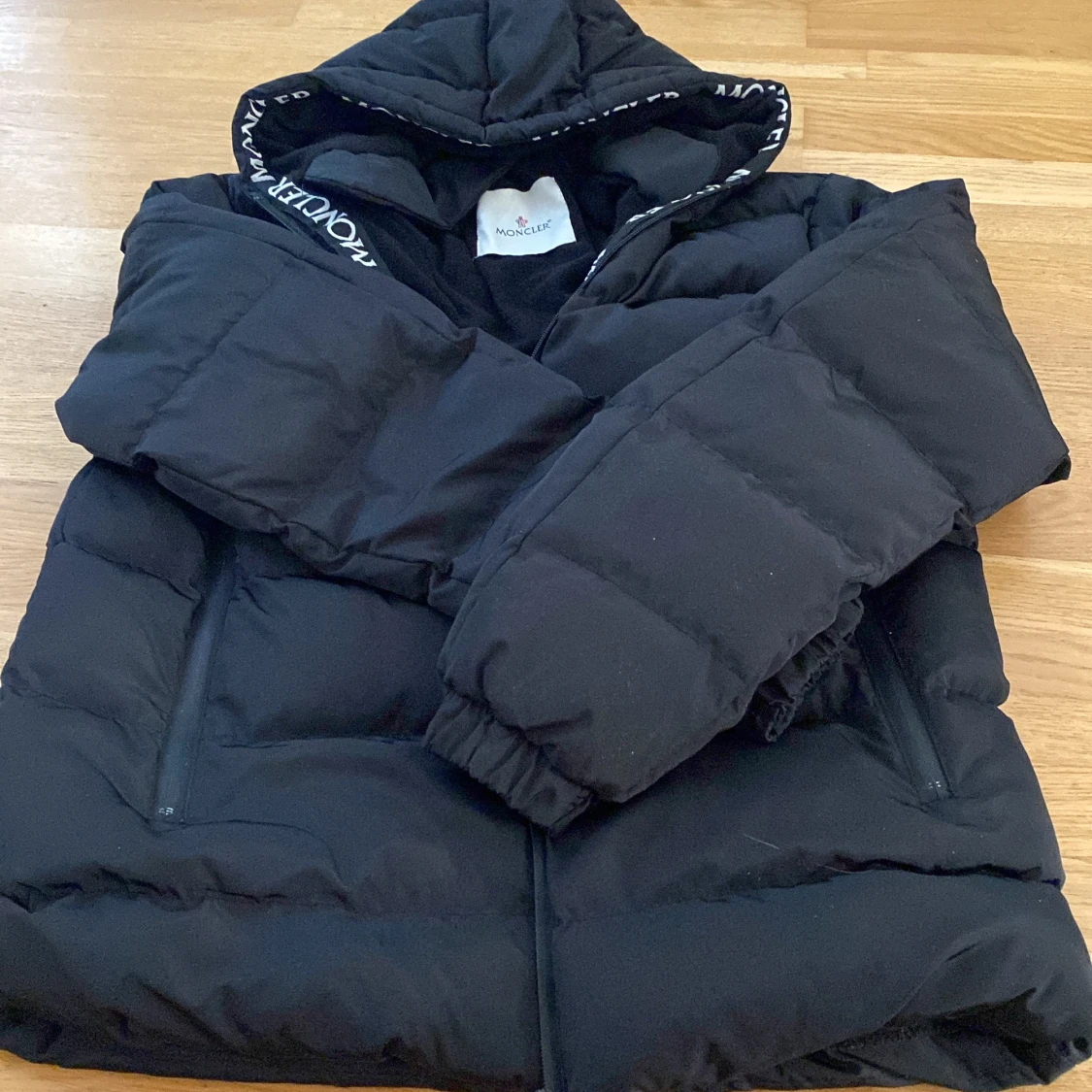 Svart Moncler pufferjacka med huva