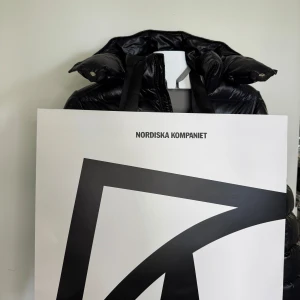 Moncler maya kvitto finns! - Moncler Maya jacka inköpt ifrån NK! Jackan är i väldigt bra skick och har endast en liten skada på häng öglan. Inköps pris 9000kr och mitt pris 5999! Priset kan diskuteras vid snabb affär! Om några frågor eller funderingar finns är det bara att skriva!