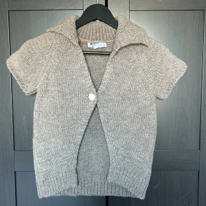 Stickad kofta - Säljer denna kottarnas koftan från Zara. Den kom aldrig till andvändning, så aldrig andvänd och är i nyskick!💕(Orginal pris 329kr)