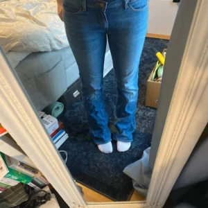 Lågmidjade jeans - Super snygga lågmidjade jeans med lite slitning längst ned på benen 💗
