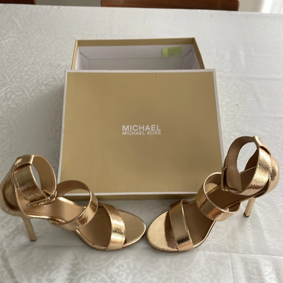 Guldiga sandaler med klack från Michael Kors - 3